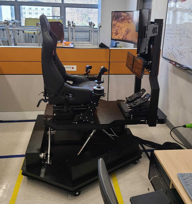 실내, 가구, 사무실 건물, 컴퓨터이(가) 표시된 사진  AI 생성 콘텐츠는 정확하지 않을 수 있습니다.