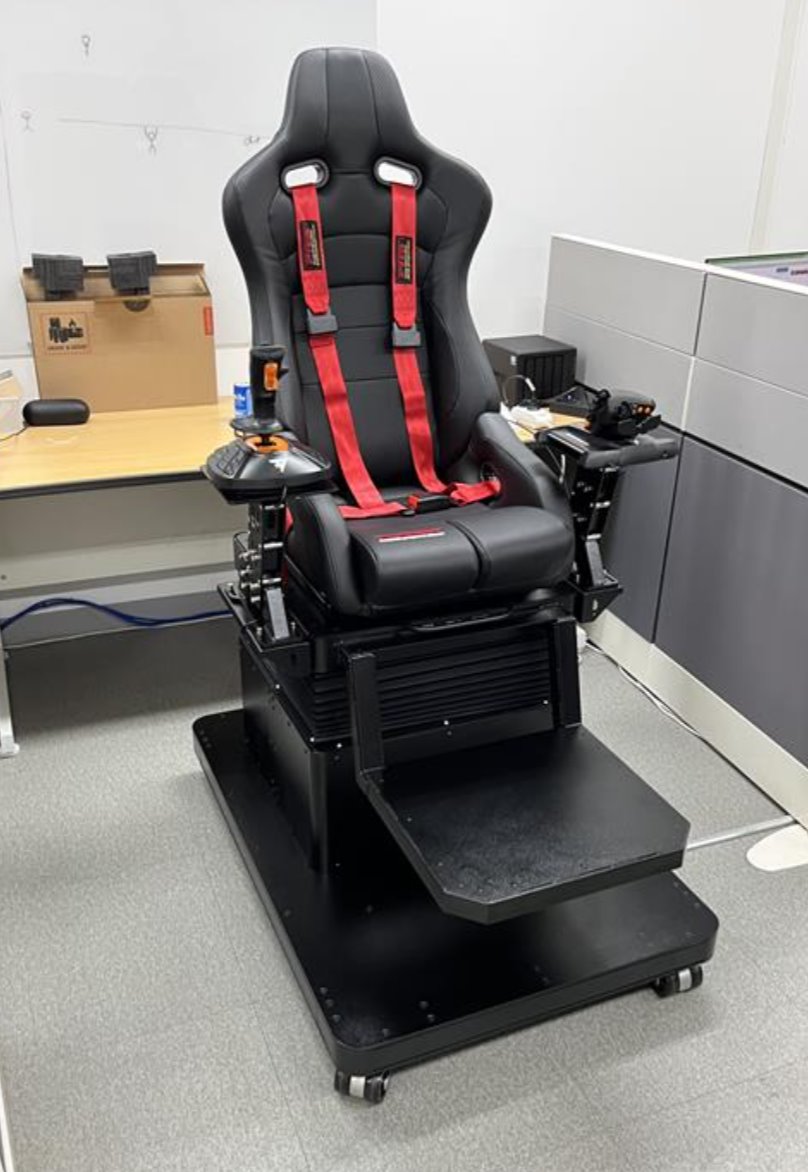 가구, 실내, 바닥, 팔걸이이(가) 표시된 사진 
AI 생성 콘텐츠는 정확하지 않을 수 있습니다.