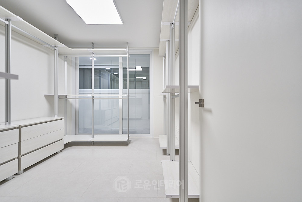 창원 34평 아파트 인테리어 드레스룸 - 시스템 행거와 서랍장 창원 34평 아파트 인테리어 드레스룸 - 시스템 행거와 서랍장