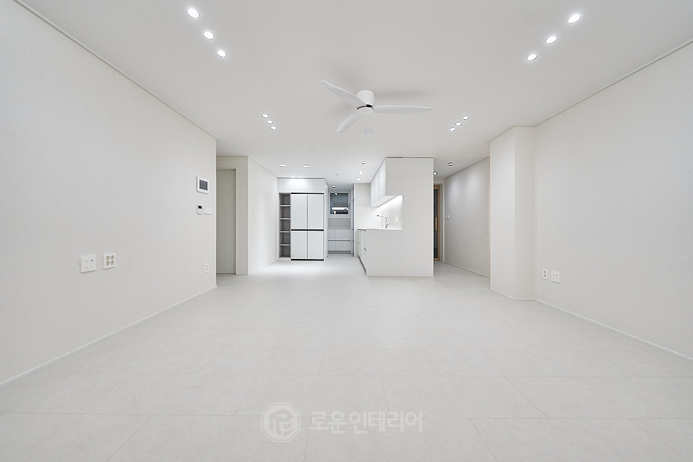 창원 노블파크 아파트 인테리어 거실 - 주방으로 이어지는 동선 창원 노블파크 아파트 인테리어 거실 - 주방으로 이어지는 동선