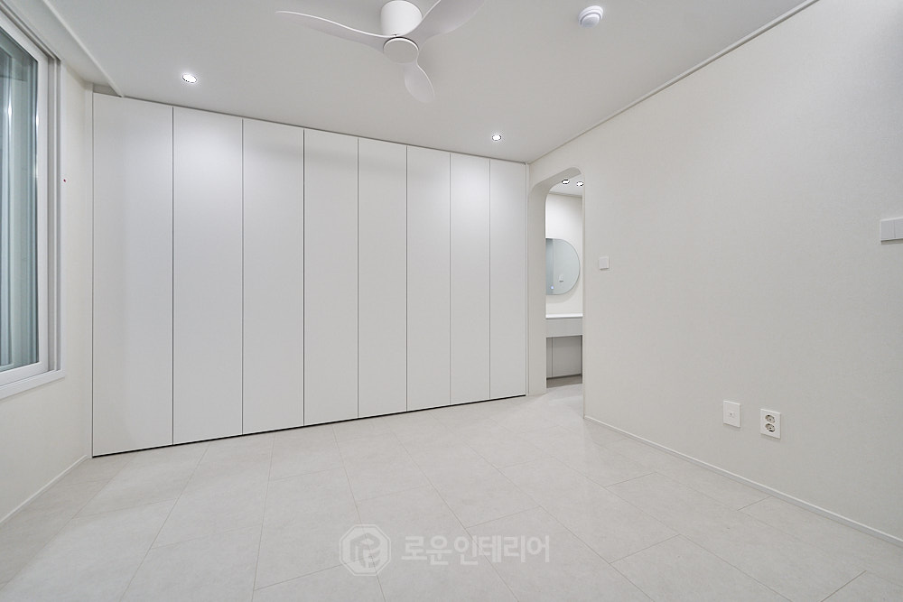 반림동 34평 아파트 인테리어 안방 - 벽 전체를 채운 붙박이장 반림동 34평 아파트 인테리어 안방 - 벽 전체를 채운 붙박이장