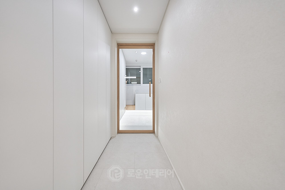 창원 노블파크 34평 인테리어 복도 - 우드 문틀과 주방으로 가는 길 창원 노블파크 34평 인테리어 복도 - 우드 문틀과 주방으로 가는 길
