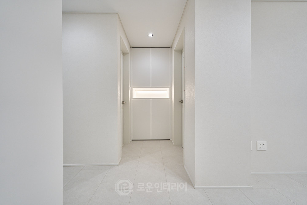 창원 34평 아파트 인테리어 복도 - 화이트 방문과 매립 간접등 창원 34평 아파트 인테리어 복도 - 화이트 방문과 매립 간접등