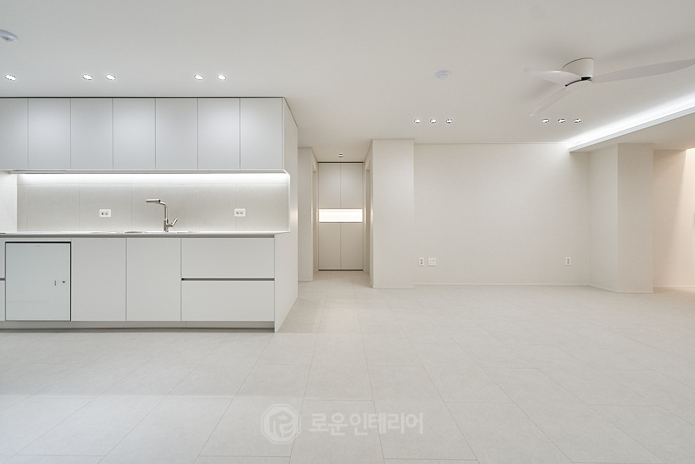 창원 반림동 노블파크 34평 아파트 인테리어 - 화이트 톤 거실과 주방 전경 창원 반림동 노블파크 34평 아파트 인테리어 - 화이트 톤 거실과 주방 전경