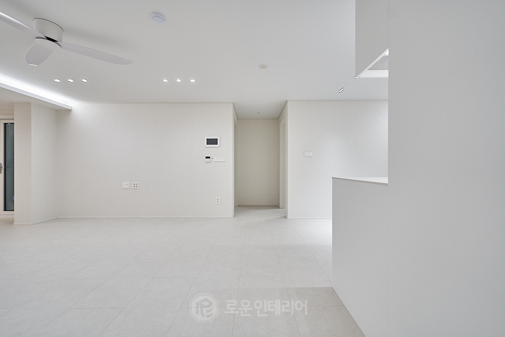 창원 34평 아파트 인테리어 거실 - 복도로 이어지는 시야와 천장 간접조명 창원 34평 아파트 인테리어 거실 - 복도로 이어지는 시야와 천장 간접조명