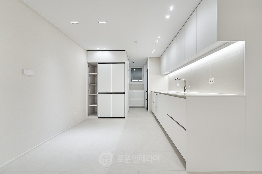 창원 34평 아파트 인테리어 주방 - ㅡ자형 싱크대와 키친핏 냉장고장 창원 34평 아파트 인테리어 주방 - ㅡ자형 싱크대와 키친핏 냉장고장