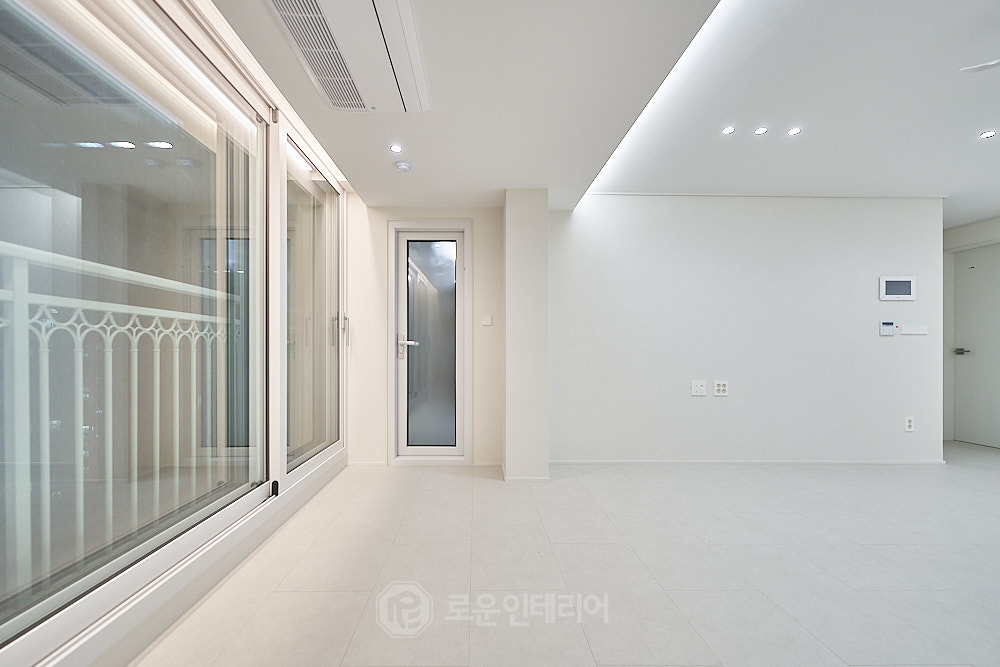 창원 아파트 인테리어 거실 - 시스템에어컨 실내기와 베란다 터닝도어 창원 아파트 인테리어 거실 - 시스템에어컨 실내기와 베란다 터닝도어