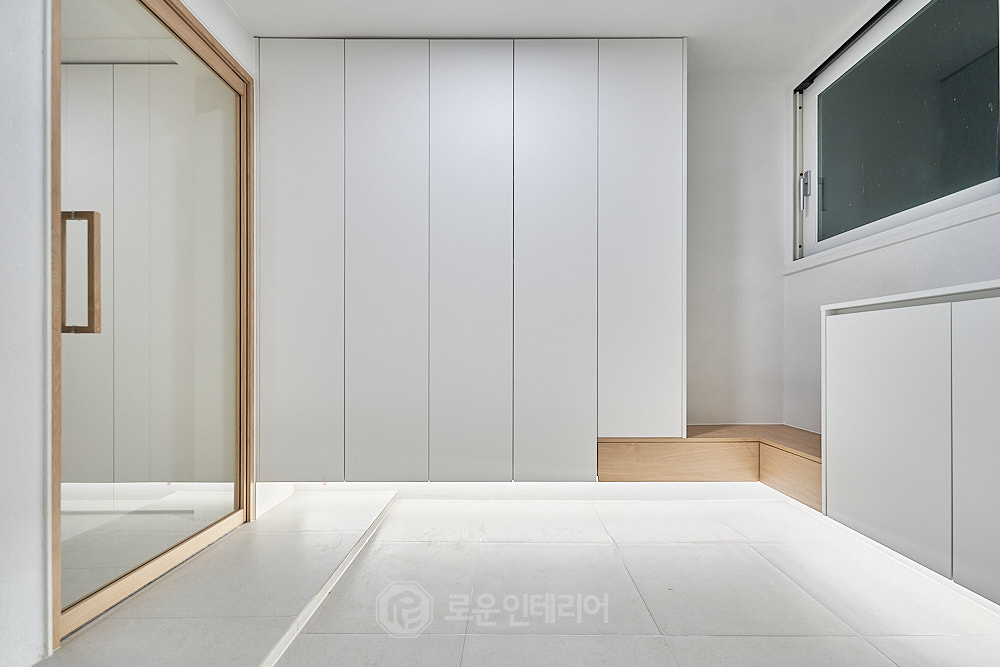반림동 아파트 인테리어 중문 - 우드 프레임 유리문과 키큰장 9자 반림동 아파트 인테리어 중문 - 우드 프레임 유리문과 키큰장 9자