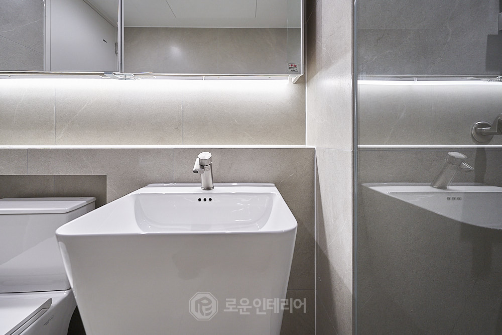 창원 34평 인테리어 공용욕실 - 벽걸이 세면기와 포세린 타일 창원 34평 인테리어 공용욕실 - 벽걸이 세면기와 포세린 타일