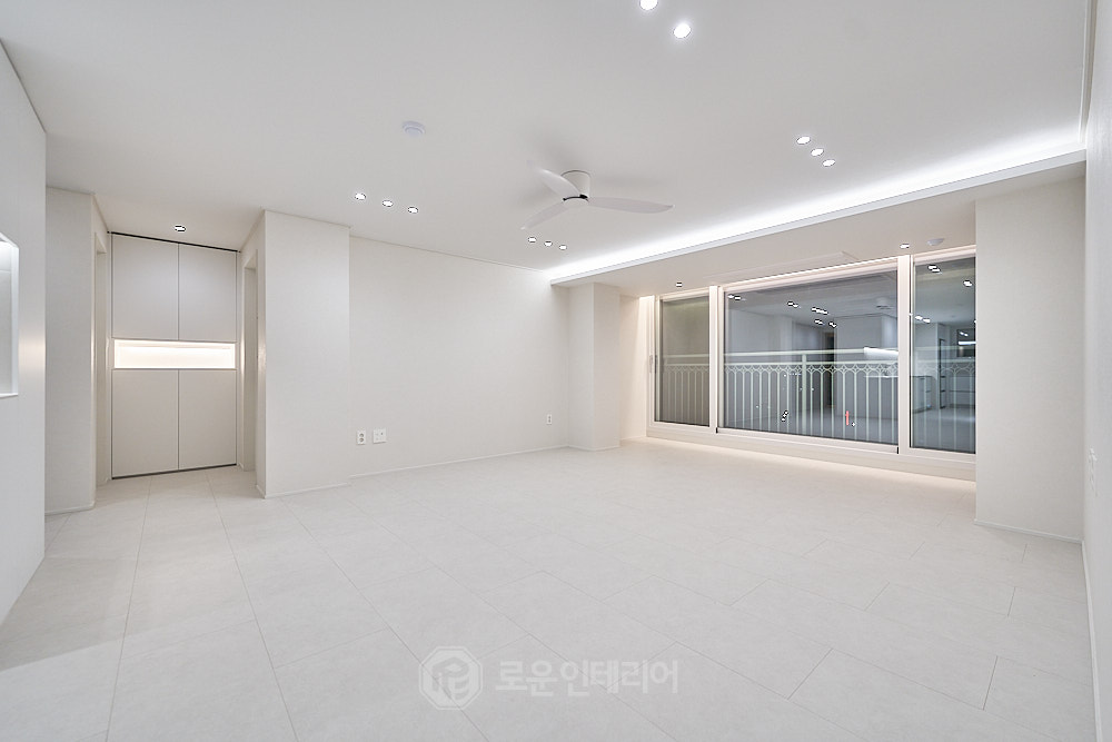 성산구 34평 아파트 인테리어 거실 - 벽면 매립 간접등과 창가 성산구 34평 아파트 인테리어 거실 - 벽면 매립 간접등과 창가