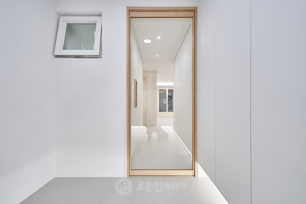창원 아파트 인테리어 중문 - 양방향 피봇도어 너머 거실 창원 아파트 인테리어 중문 - 양방향 피봇도어 너머 거실