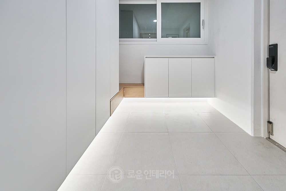 창원 노블파크 아파트 인테리어 현관 - 바닥 간접조명과 키큰 수납장 창원 노블파크 아파트 인테리어 현관 - 바닥 간접조명과 키큰 수납장