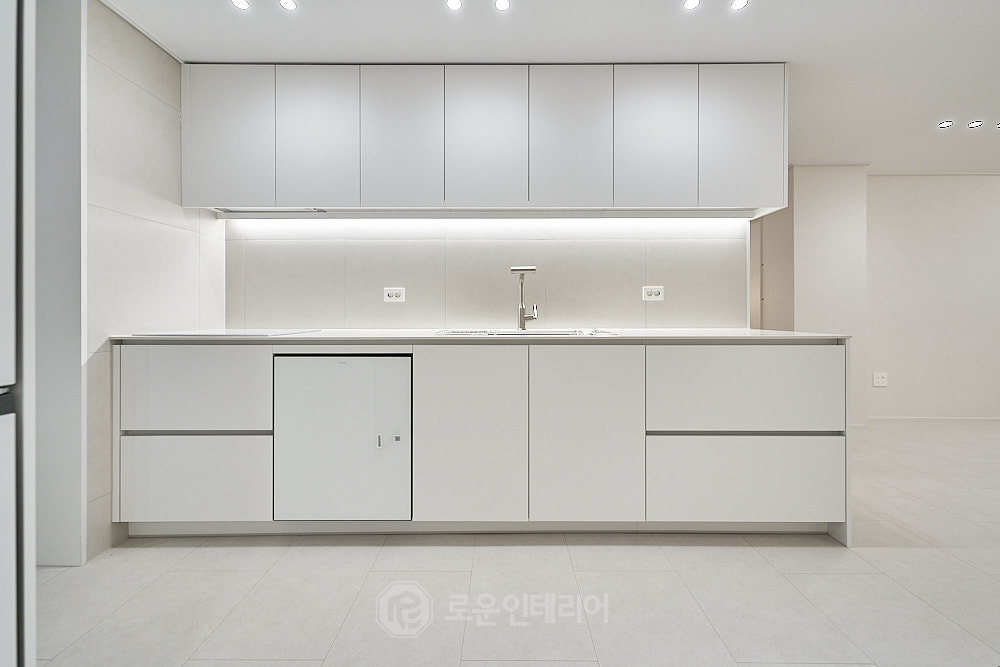 창원 34평 인테리어 주방 - 손잡이 없는 화이트 상하부장 마감 창원 34평 인테리어 주방 - 손잡이 없는 화이트 상하부장 마감