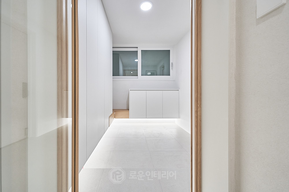 창원 34평 아파트 인테리어 중문 - 유리 너머로 비치는 현관 창원 34평 아파트 인테리어 중문 - 유리 너머로 비치는 현관