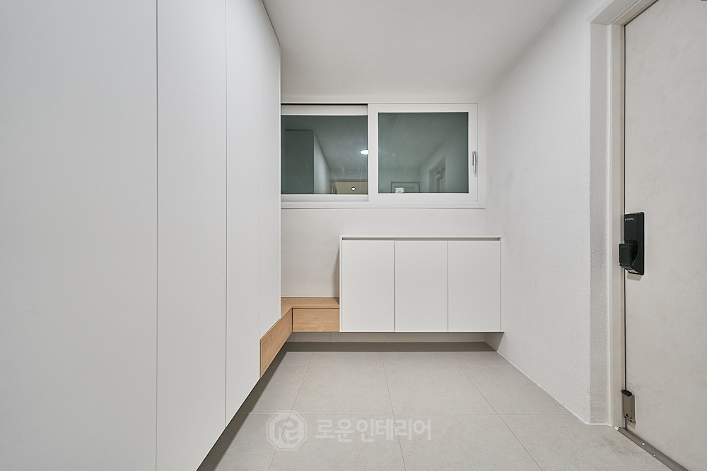창원 34평 아파트 인테리어 현관 - 하프장과 신발 신는 우드 벤치 창원 34평 아파트 인테리어 현관 - 하프장과 신발 신는 우드 벤치