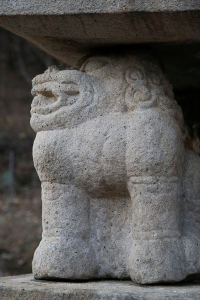 기단의 석사자, 앞쪽 양옆에 있는 사자는 표호하는 듯 입을 벌리고 있다.