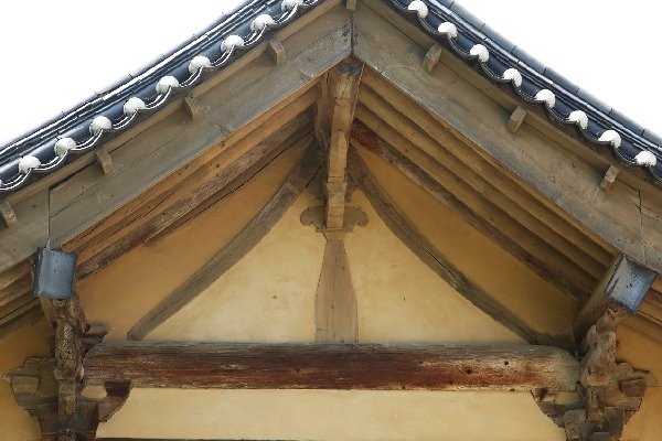 영산전 박공면 지붕을 받치고 있는 솟을합장과 포대공, 단아하면서 기품이 있다.