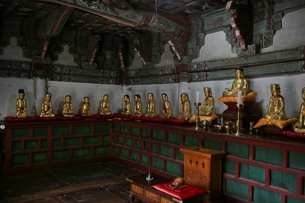 나한전 내부 모습, 중앙에는 부처님이 있고, 좌우로는 16나한이 모셔져있다. 나한이란 아라한의 줄임말로, 인간으로써 가장 높은 깨달음을 얻은 사람들을 높여 부르는 명칭.