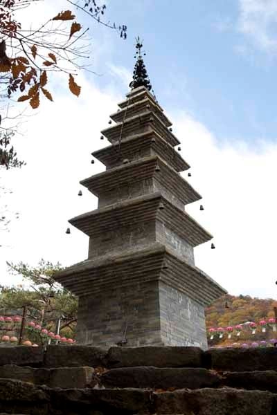 수마노탑 전체 모습. 전체는 7층으로 탑의 층수는 지붕돌(옥개석)의 갯수를 세면 알 수 있다. 지붕의 네 모서리에는 풍경이 달려있다.