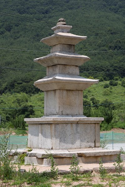 오른족 석탑 전신