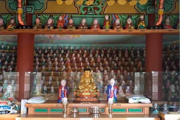미소전의 오백나한, 가운데는 부처님이 있다.