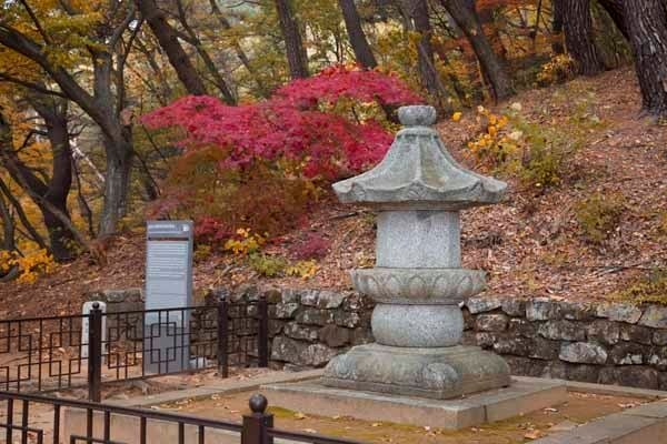 고려말 정지국사 승탑, 팔각평의 평면에 기단 탑신 옥개석으로 구성되었다.