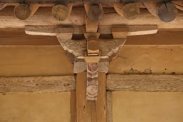기둥 위 공포모습, 기둥 위에만 공포가 있는 주심포식이며, 그 세밀한 조각은 고려시대의 모습을 보여주고 있다.