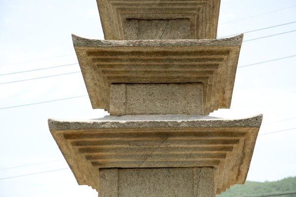 1, 2, 3층 탑신과 옥개석, 옥개석은 지붐돌로 기와지붕을 간략화 한 모습이며, 그 처마에는 공포를 간략화한 주름이 각 층마다 5단이 있다.