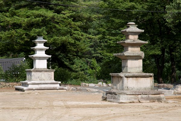 2기의 석탑, 서쪽탑은 비교적 온전한 모습이지만, 동쪽탑의 2층기단은 온전하나 1층기단과,탑신 그리고 지붕돌 대부분은 동탑을 모방하여 다시 만들었다.