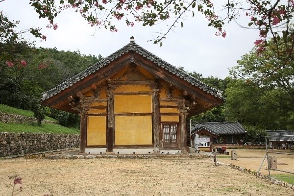 무위사 극락전 측면모습, 고려시대의 주심포 건축양식이 남아있는 조선초기 건축물