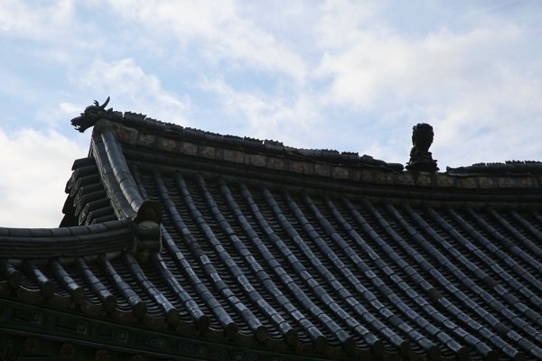 명부전의 지붕 용마루에는 가운데에는 사자 그리고 양끝에는 용이 서려있다.
