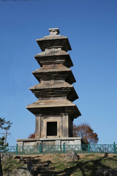 남측면에서 본 석탑