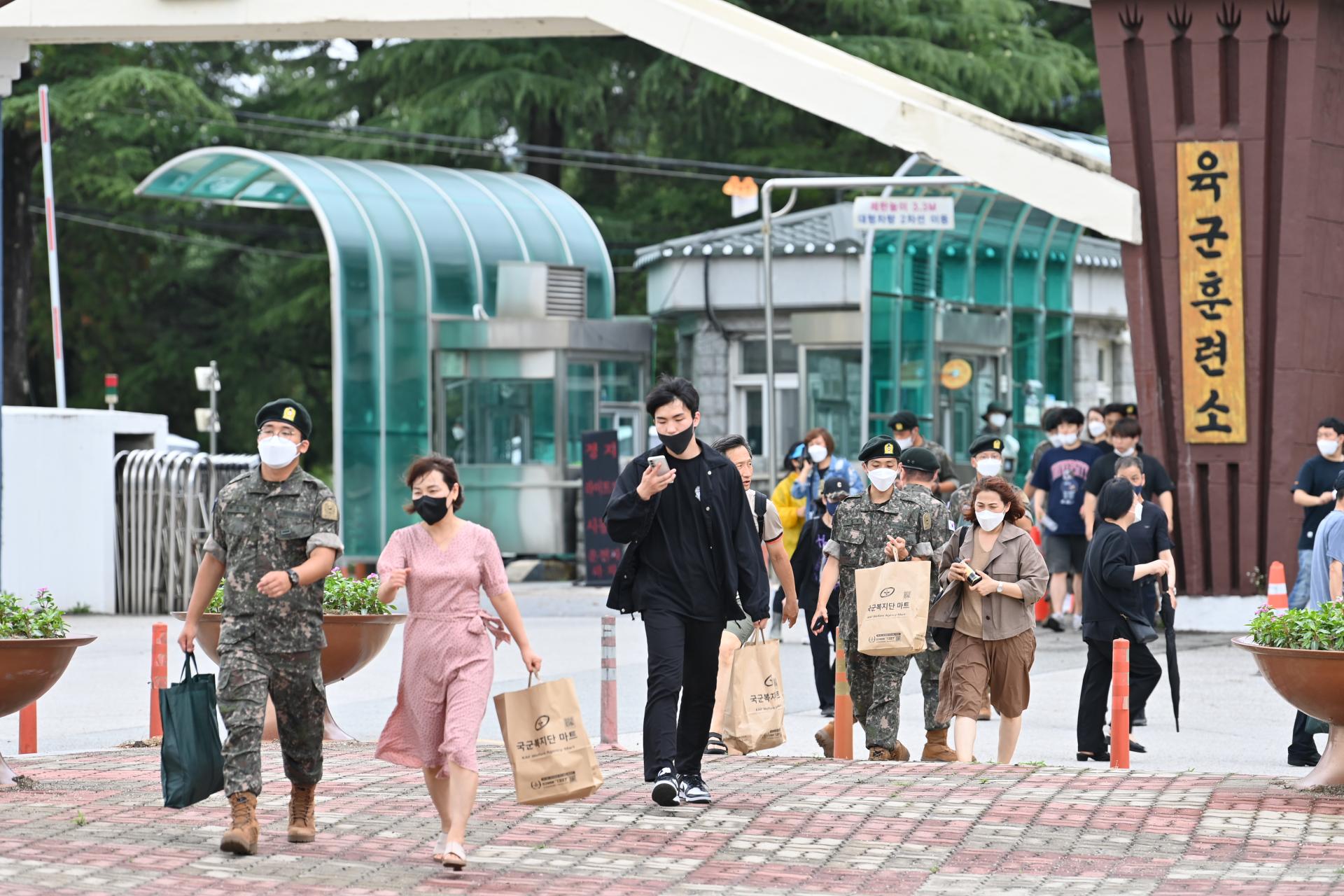 육군훈련소 영외면회 6월 29일 재개…육군장병 및 가족 5천여 명 방문 인산인해 : 놀뫼신문 육군훈련소 영외면회 6월 29일 재개…육군장병 및 가족 5천여 명 방문 인산인해 : 놀뫼신문