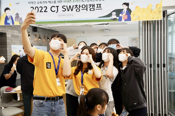 지난 20일 제주중앙여고에서 SW창의캠프에 참여한 CJ올리브네트웍스 소속 대학생 봉사단이 학생들과 기념촬영을 하고 있다. [김대은 기자]
