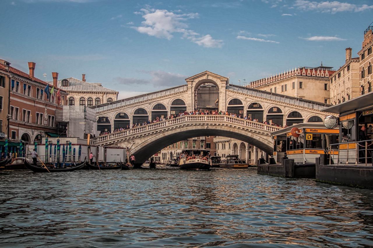 ① 리알토 다리 (Ponte di Rialto)