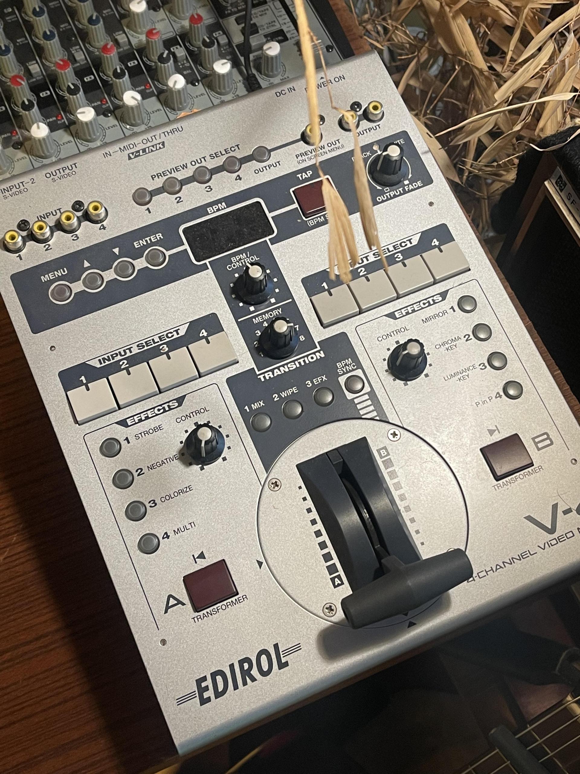 [판매완료] roland edirol v4 롤랜드 에디롤 v4 비디오 믹서 옥토모 OCTOMO