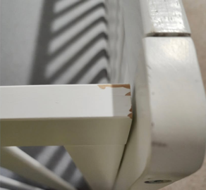 벽, 실내, 앉기, 의자이(가) 표시된 사진 자동 생성된 설명