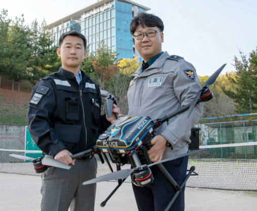 울산경찰청은 차대선 경위(오른쪽)와 이태욱 행정관이 ‘물에 빠지지 않는 드론 제작’ 아이디어로 특허를 받았다. 연합뉴스