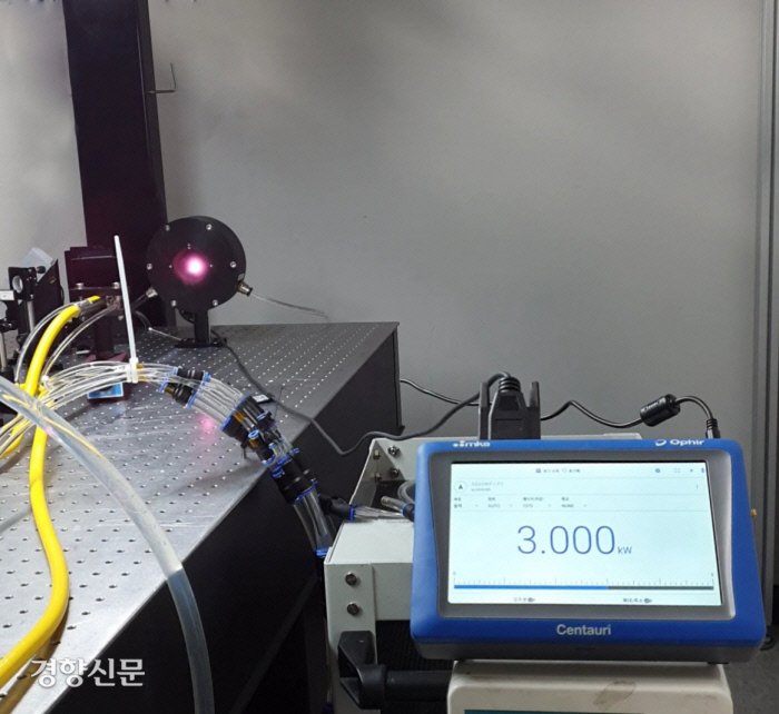 한국생산기술연구원·한양대 공동연구진이 최근 개발한 레이저 광원의 출력이 시험 장비에 표시되고 있다. 연구진은 3㎾(킬로와트) 출력을 국내 최초로 달성했다. 생산기술연구원 제공