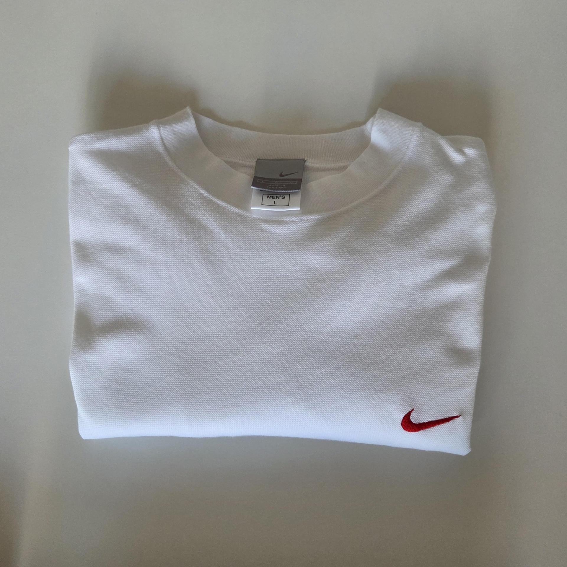 [ UNISEX ] NIKE Mini Swoosh T-Shirt