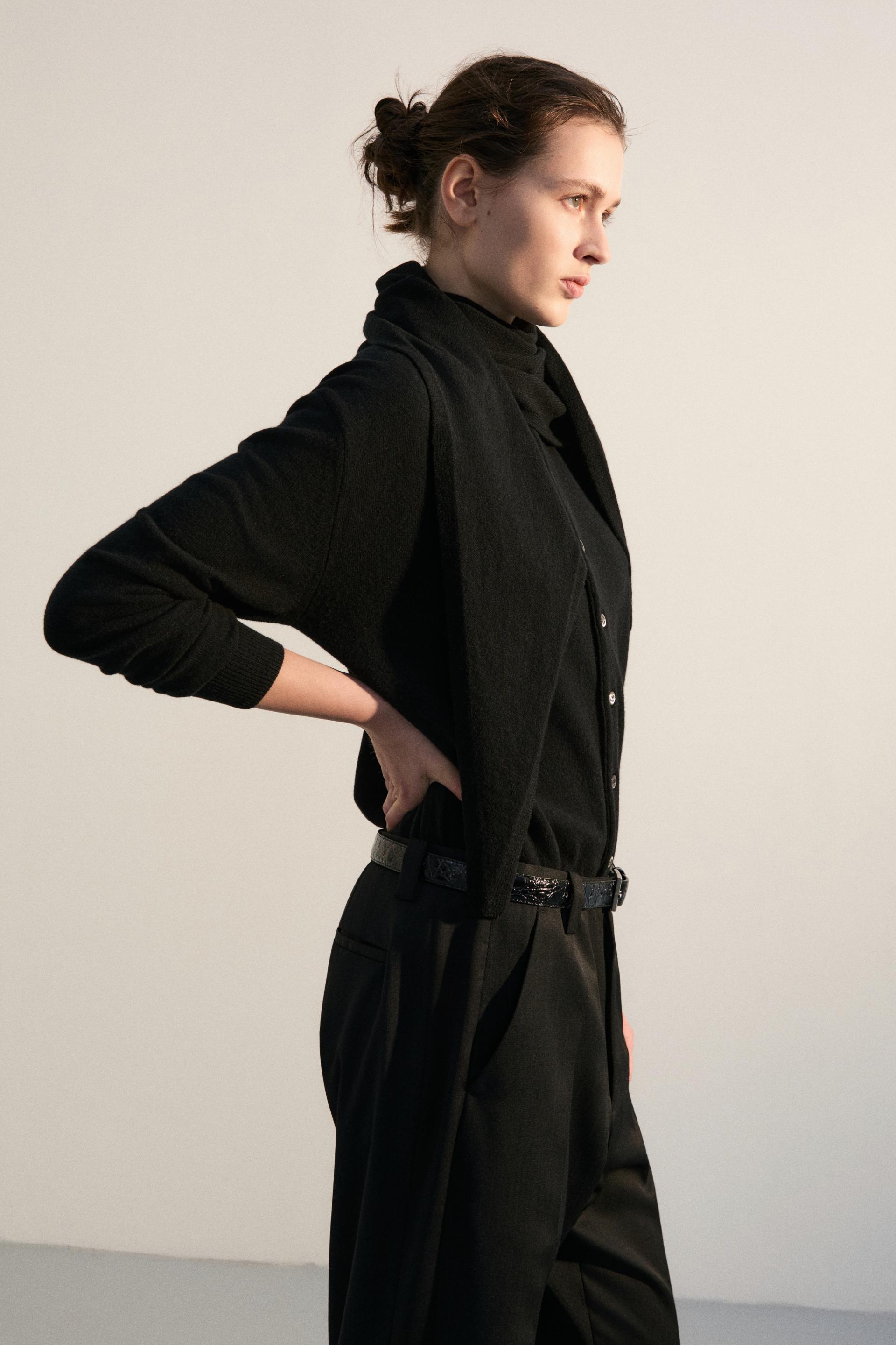 MERINO WOOL TRIANGULAR SCARF BLACK
