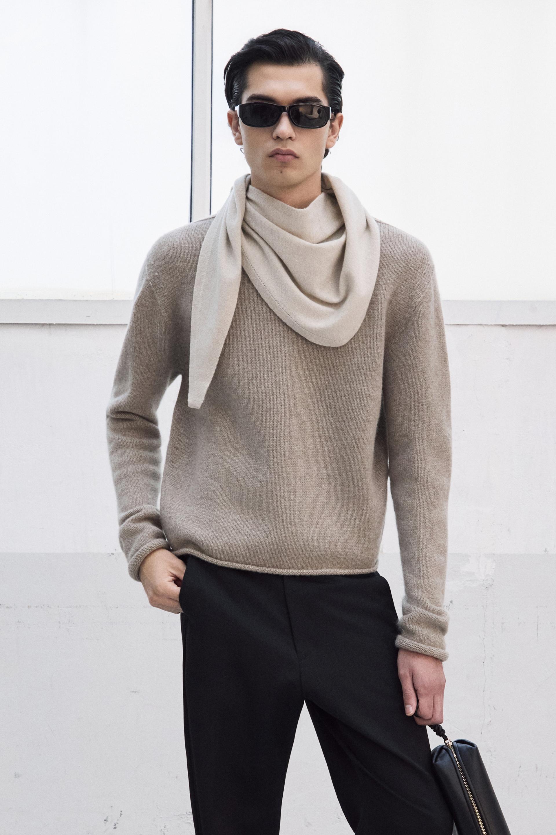MERINO WOOL TRIANGULAR SCARF BISCUIT