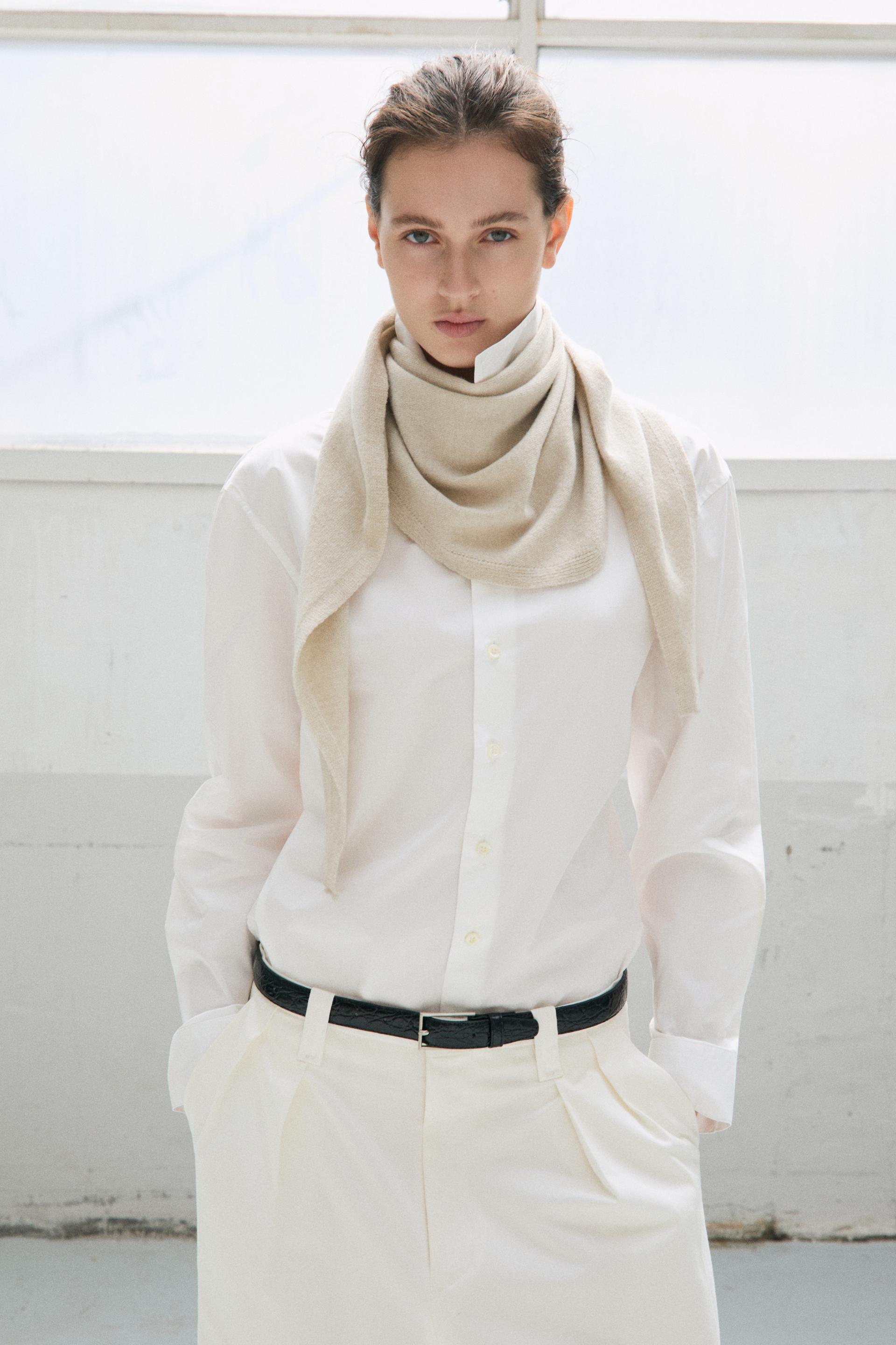 MERINO WOOL TRIANGULAR SCARF BISCUIT