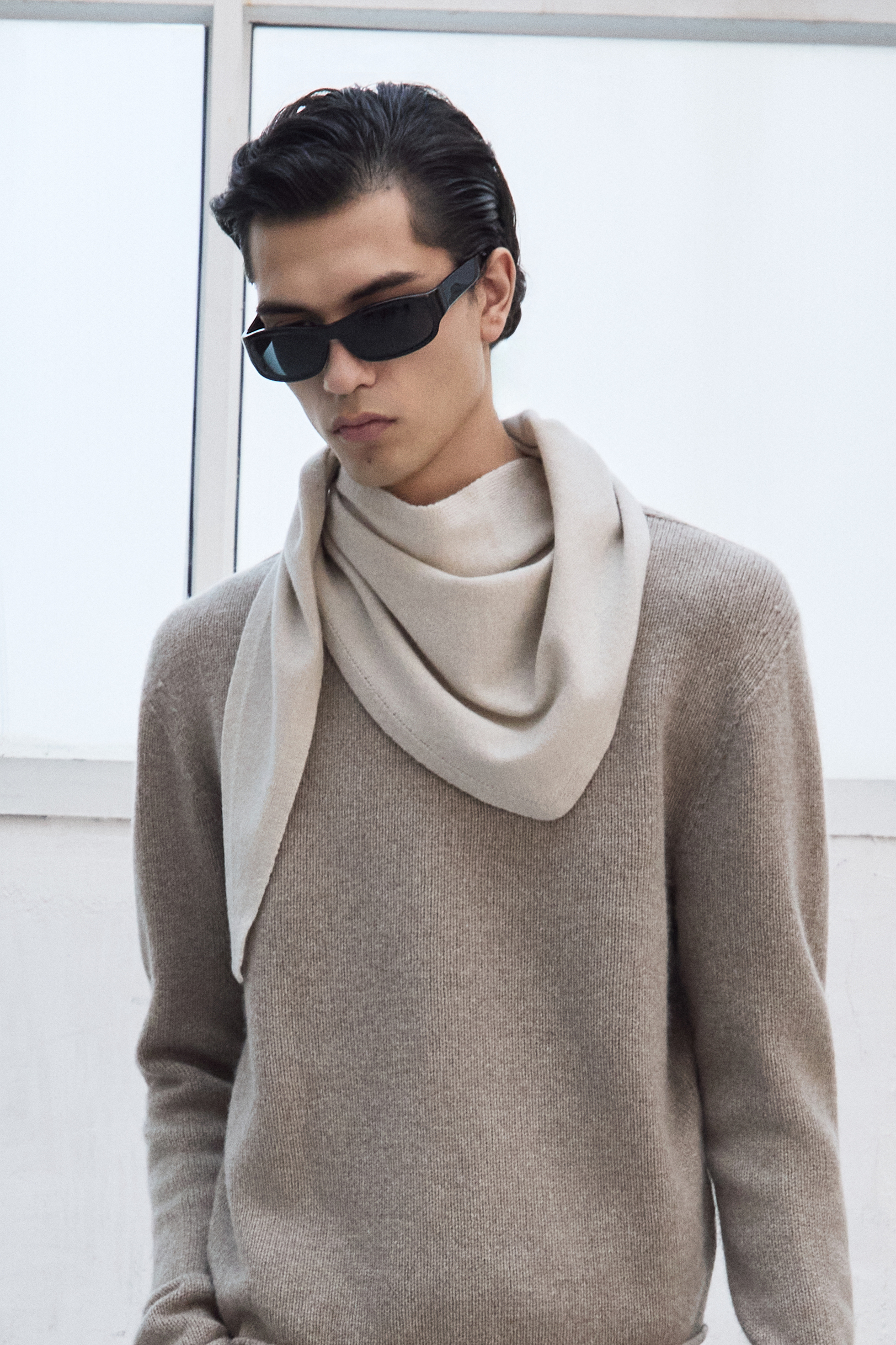 MERINO WOOL TRIANGULAR SCARF BISCUIT