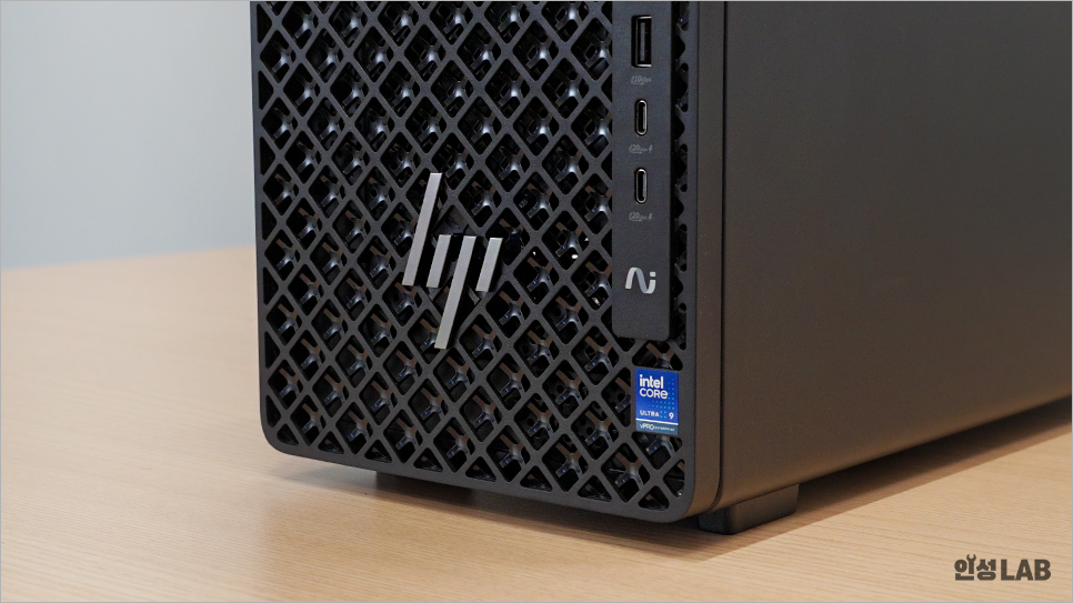 HP Z2 G1i 워크스테이션 격자형 통풍구 및 CPU 로고