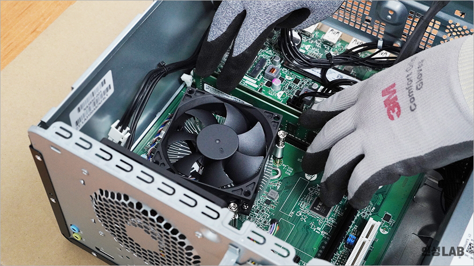 직접 사무용 컴퓨터 맞춤 생산을 진행하는 인성아이티 직원