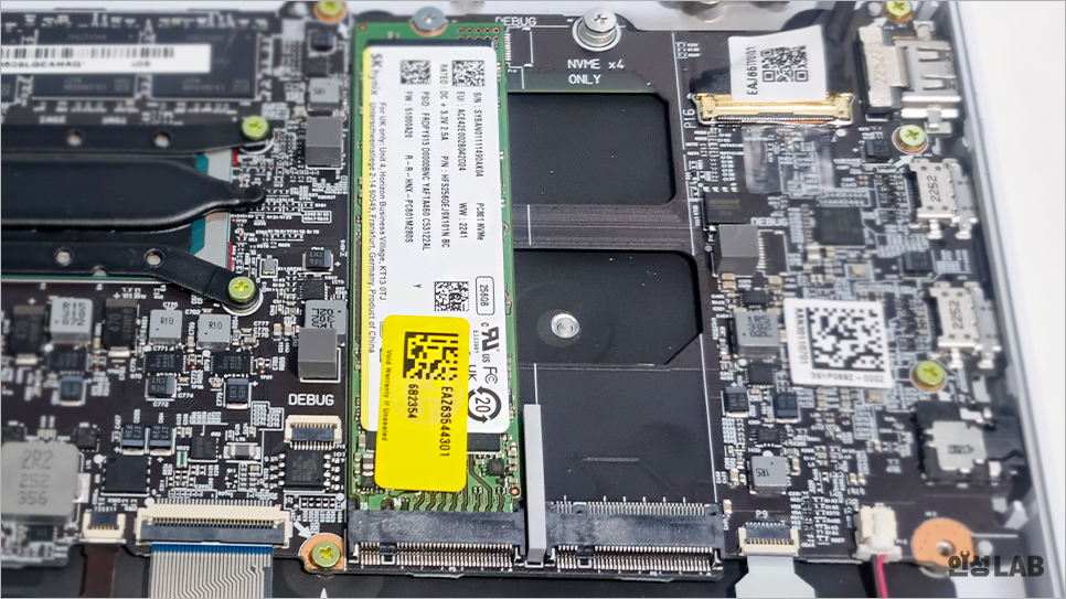 2개의 SSD 슬롯이 있어 저장용량 업그레이드에 최적화 된 노트북