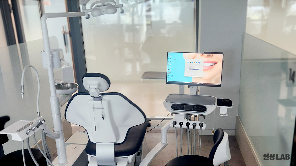치과 장비 연결 완료한 미니PC와 모니터 장비
