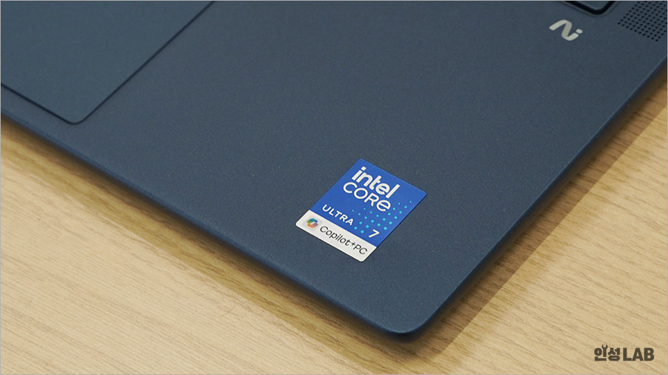 AI NPU가 들어간 인텔의 울트라 시리즈 프로세서 표기가 된 노트북