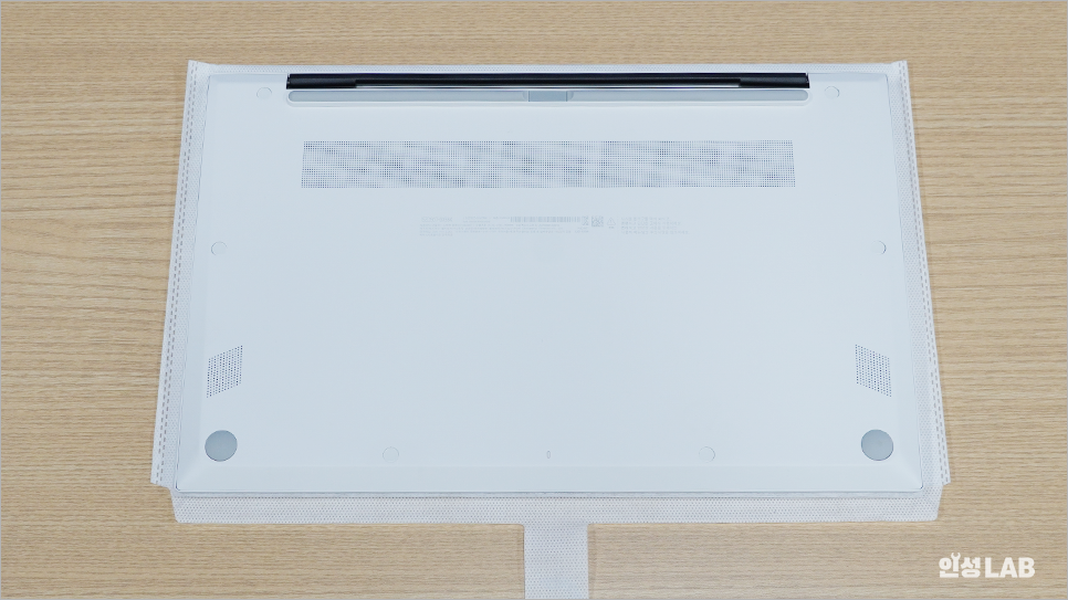 LG그램 AMD 15ZD80T-GX56K 노트북 뒷면